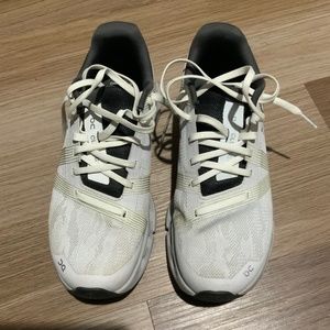 On cloud Go women’s size 7 white